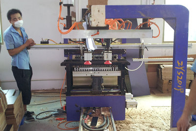 Three-row multi-axis woodworking drilling machine